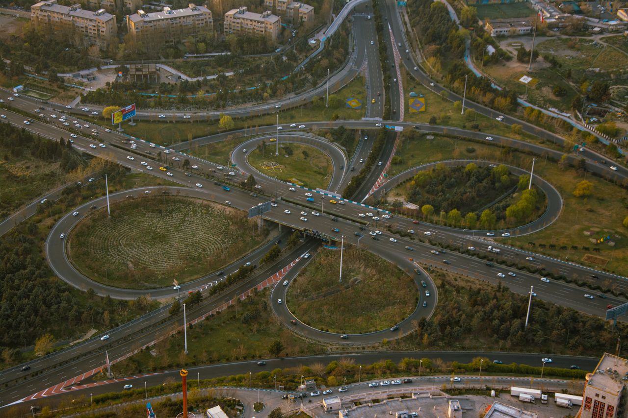 Warum es keine universelle statistische Analyse gibt Aerial view of a complex highway interchange showcasing urban traffic patterns at daytime.
